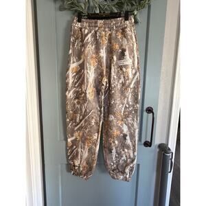 Comfrt The Camo Sweatpants in the Adirondack print, Medium